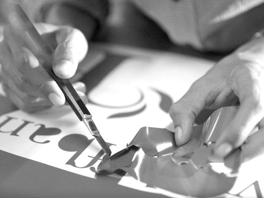 Cắt Decal Giá Bao Nhiêu? Bảng Giá Chi Tiết Mới Nhất 2026